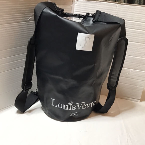 Louis Vevre. A waterproof backpack with 2 removable straps and shoulder pads. - Picture 4 of 5